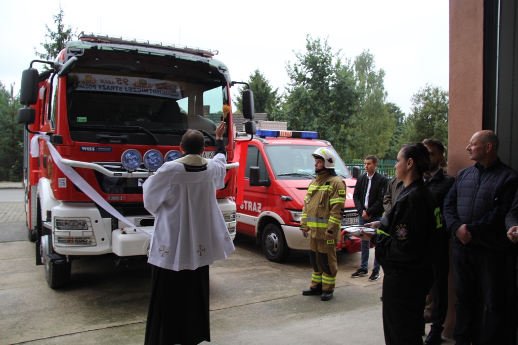 Nowy wóz strażacki z okazji 95-lecia działalności OSP Czarna
