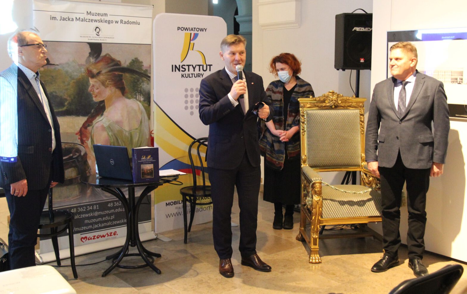 starosta radomski, dyrektor muzeum w radomiu, promocja książki M. Kowalika "Dwory i Pałace" w Radomiu