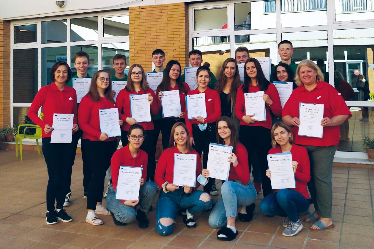 grupa młodzieży stoi z dyplomami, praktyki zawodowe w Sewilli, CKZiU Pionki