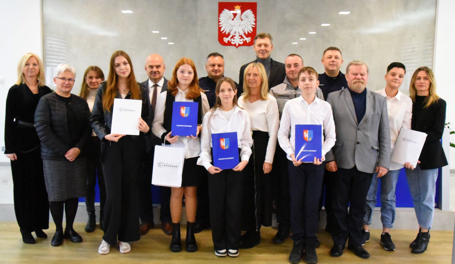 Powiat Radomski nagrodził młodzież. Rozstrzygnięto konkursy związane z uzależnieniami i bezpieczeństwem