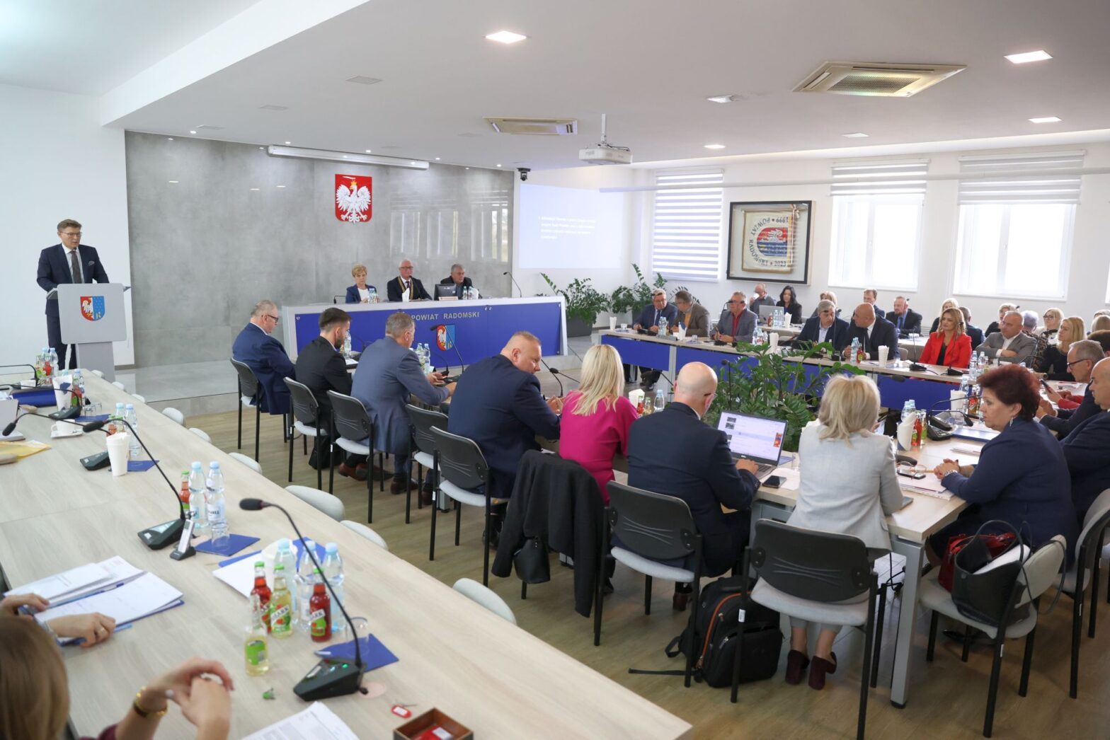 Październikowa sesja Rady Powiatu w Radomiu. Wiele inwestycji drogowych i laurka dla powiatowych szkół