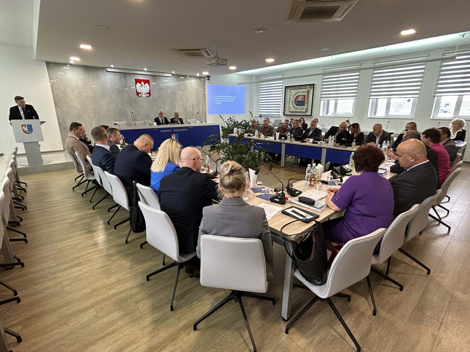 Sesja Rady Powiatu o problemach szpitali, drogowych inwestycjach i wynagrodzeniu dla starosty