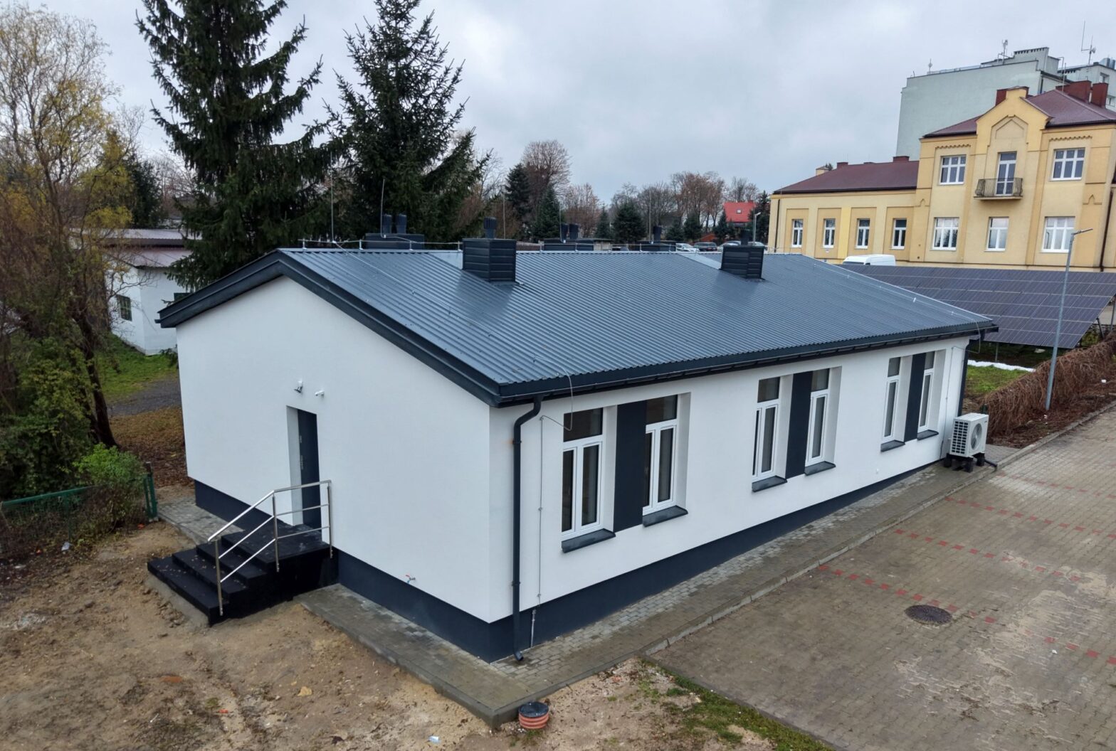 Budynek pogotowia w Iłży jest już po remoncie. Zamontowano też panele fotowoltaiczne