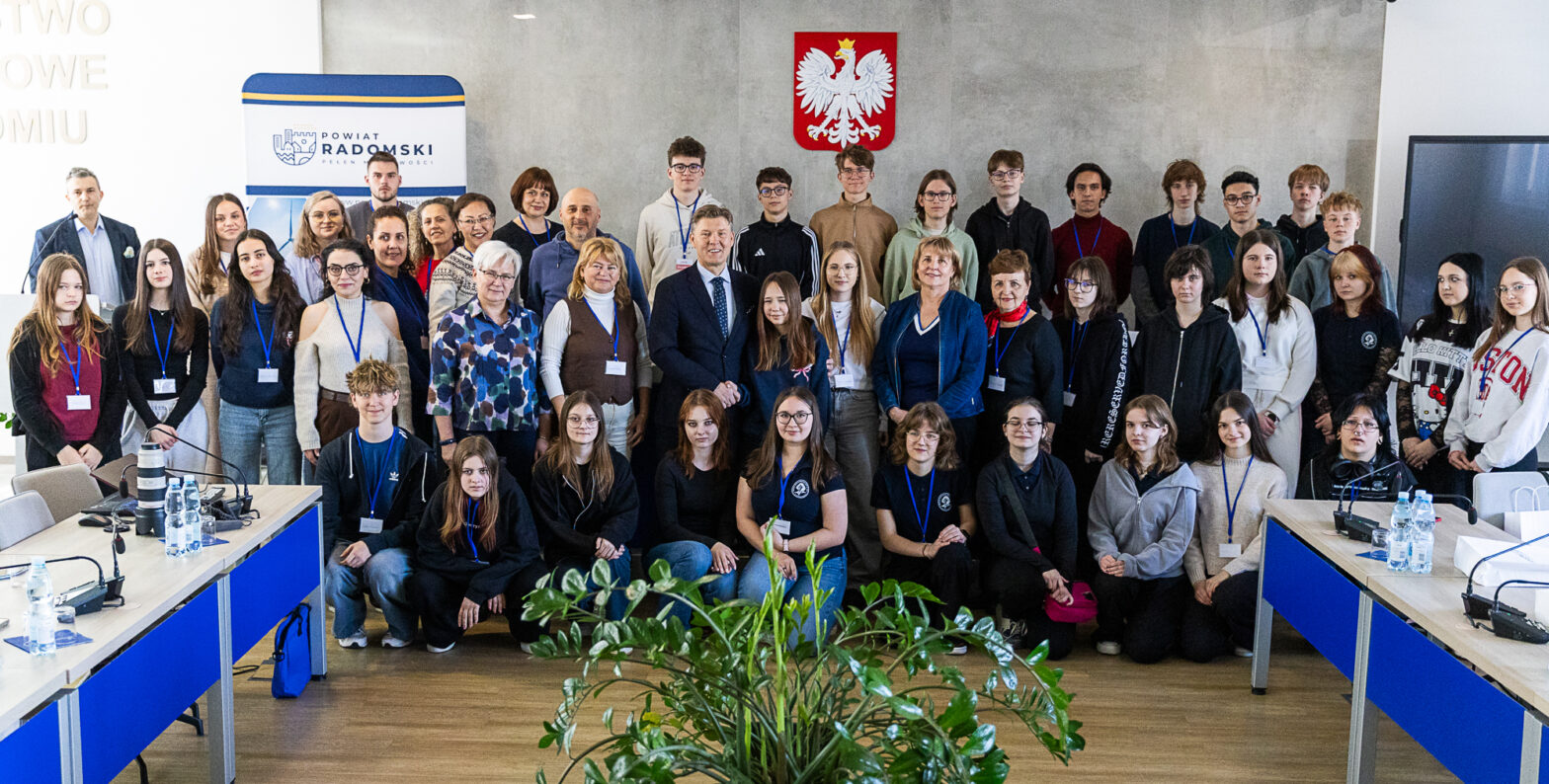 Młodzież z czterech krajów odwiedziła Starostwo Powiatowe w Radomiu
