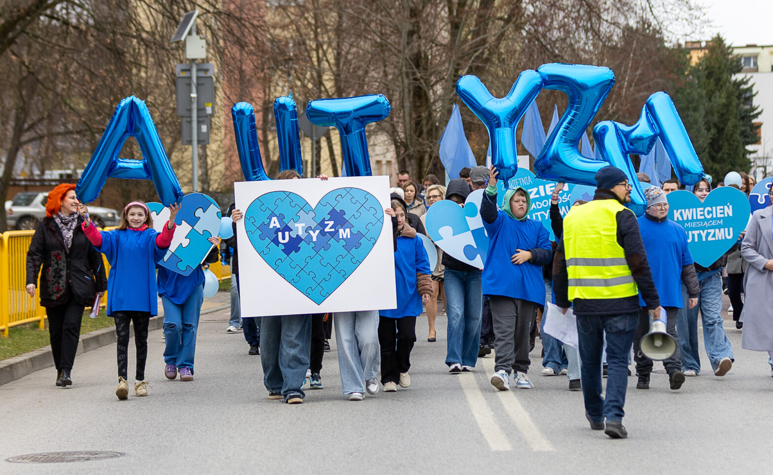 Liczny, biało – błękitny marsz dla autyzmu w Iłży