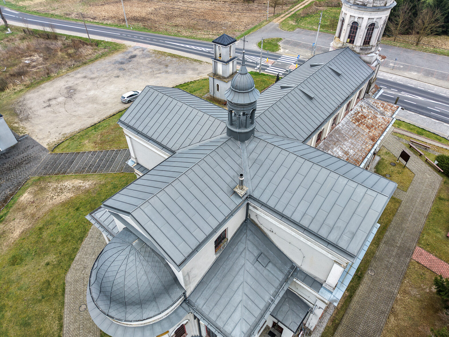Kościół w Suchej w gminie Pionki z nowym dachem. Powiat Radomski uratował kolejny zabytek