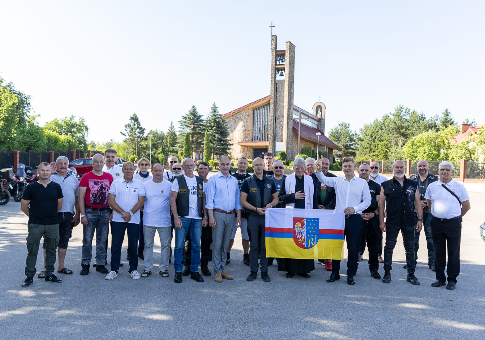 Motocyklowa przejażdżka z historią w tle. Pojechali śladami księdza Romana Kotlarza