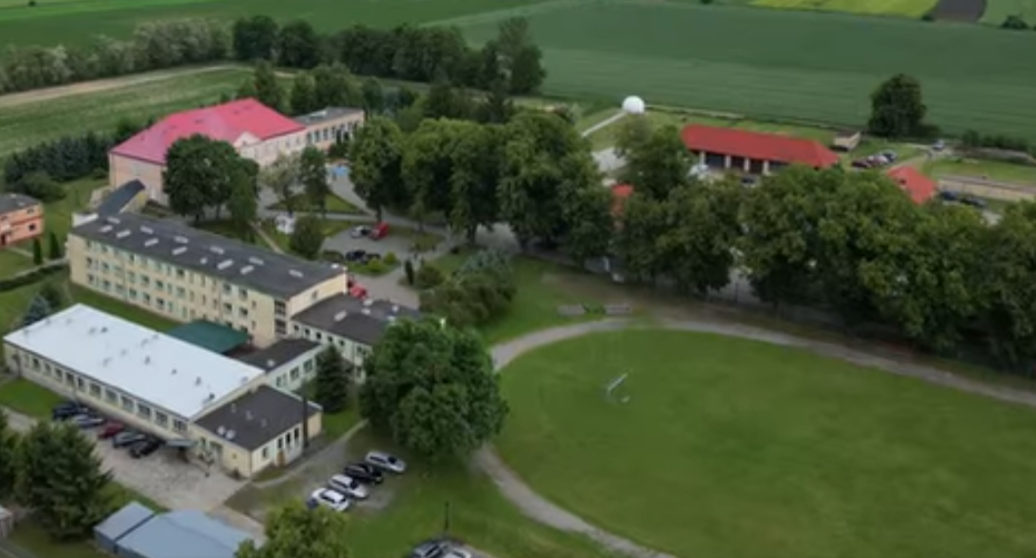 Przy powiatowej szkole specjalnej w Chwałowicach powstaje boisko wielofukncyjne