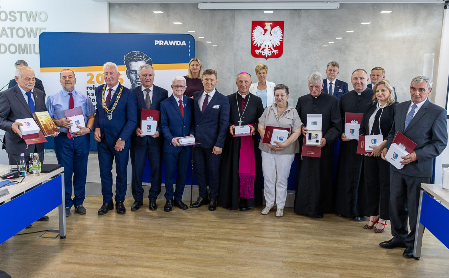 Uroczysta sesja Rady Powiatu w Radomiu. Wręczono Medale Roku ks. Romana Kotlarza
