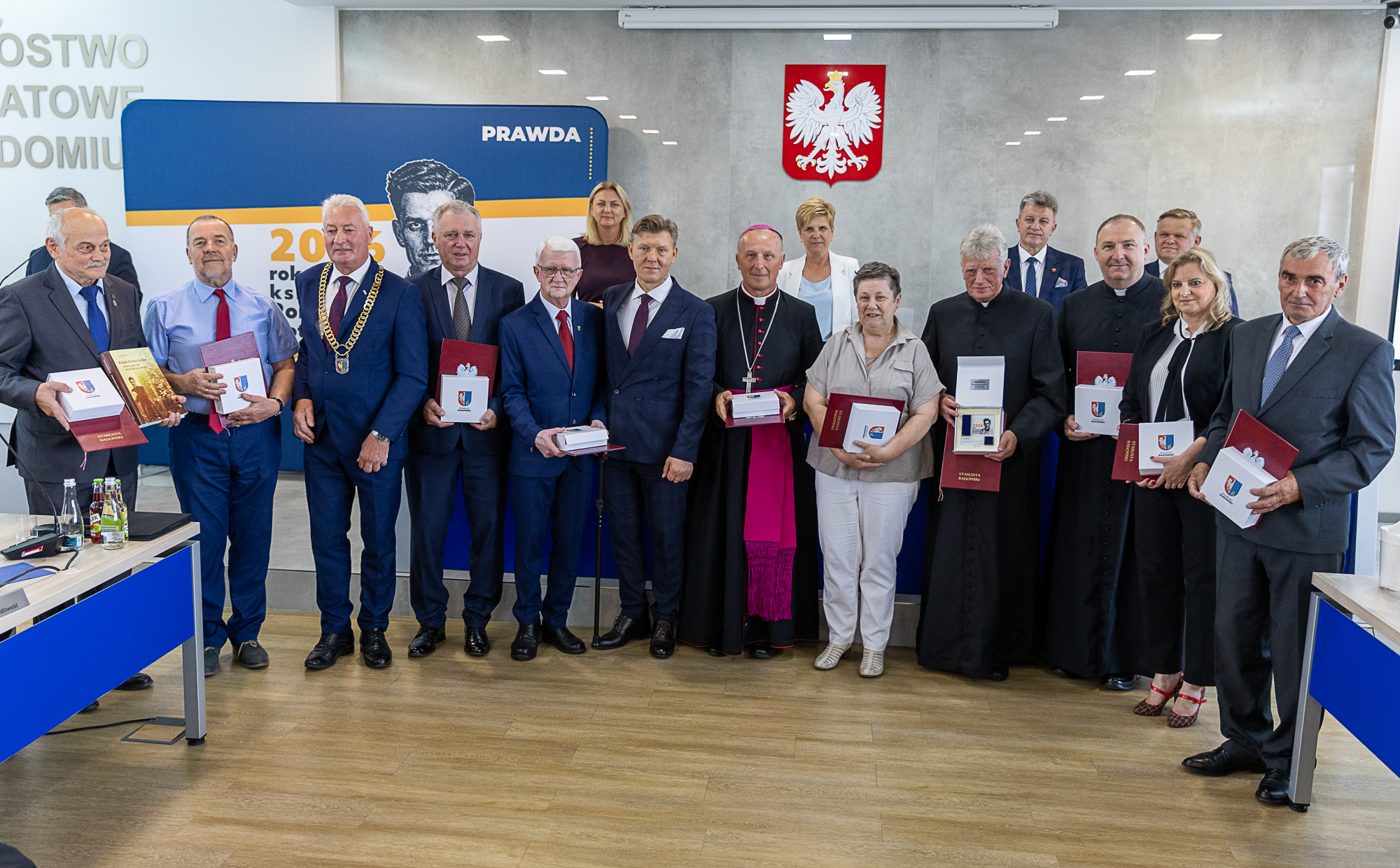 33 Przejdź do wpisu: Uroczysta sesja Rady Powiatu w Radomiu. Wręczono Medale Roku ks. Romana Kotlarza